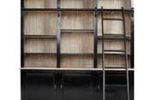 Wand der Bücherregale mit einer rollenden Leiter "auf die billige Tour"