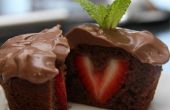 Pudding-Schokoladentörtchen mit Erdbeer-Zentren (Sweetheart Cupcakes)