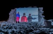 Outdoor-Kino mit Schneewand und Projektor