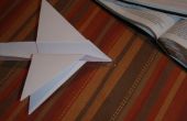 Vier geflügelte Papierflieger