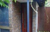 Hausgemachte Hartholz Tür und Ledgestone Eintrag