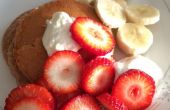 Vanille-Protein-Pfannkuchen mit Erdbeeren und Bananen
