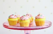 Gelbe Mini-Cupcakes mit Frosting Jam