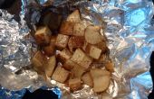 Lagerfeuer (oder Backofen) Kartoffeln-Cubed Kartoffeln in ein Bad aus Butter, Salz und Pfeffer