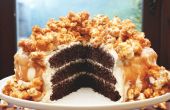 Dreifache Schicht Schokoladenkuchen mit gesalzenem Karamell Buttercreme & Popcorn