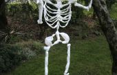 Halloween Skelett aus Plastiktüten. 