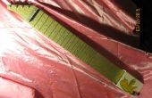 Ein Lapful von Schrott-Lap-Steel-Gitarre aus Recycling-Materialien