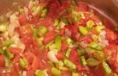 Hausgemachte Tomatensauce und Salat