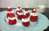 Dessert - Santa Claus hergestellt aus Erdbeeren und Schlagsahne dekoriert