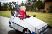 Kleinsten Marty McFly und seinem Delorean Push Auto