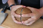 Öffnen einer Kokosnuss knacken