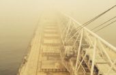 Gewusst wie: ein 630' großen Seen Frachter In schwarz aus Nebel Dock