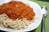 Vegan Veggie Seitan-Pasta-Sauce auf einem Bett aus Dinkel Spaghetti