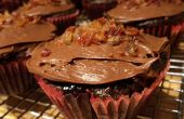 Karamell gefüllte klebrige Schokolade Cupcakes mit Schokolade Zuckerguss und Bacon Bits