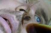 Wie Sie trinken Bier durch die Nase