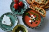 Kalte Wassermelone & Tomaten Suppe mit Schafskäse, Oliven und Kerbel