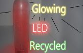 Leuchtende LED recycelt Wasserflasche