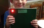 Leuchten, Notebook, das als Buch niedergeschlagen ist deaktiviert