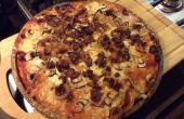 Home Made Pizza mit Speck, Champignons und Zwiebeln