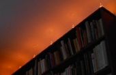 Lineare dim Stimmungslicht oben auf dem Bücherregal