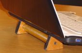 Minimalistische Laptop steht aus Bambus und Fahrrad Schlauch