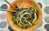 Vegan-Spirulina-Spaghetti mit Zucchini wirbelt