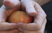 Einen Apfel in zwei Hälften mit Ihren bloßen Händen zu knacken