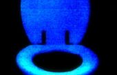 Glühen in den dunklen Toilettensitz