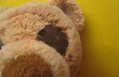 Wie man eine Augenklappe auf ein Teddybär