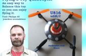 Eine Spielzeug Quadrocopter fliegen