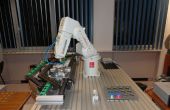 Roboterarm mit Förderband, Montagearbeiten können Stücke im Gange