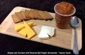 Käse und Cracker mit gerösteten Paprika-Marmelade