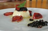 Balsamico-Perlen (Molekularküche) auf Olivenöl Pannacotta mit karamellisierten Erdbeeren